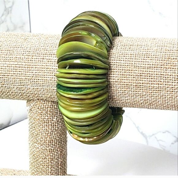 HALF MOON SHELL DISC Stretch Bracelet - Picture 1 of 6